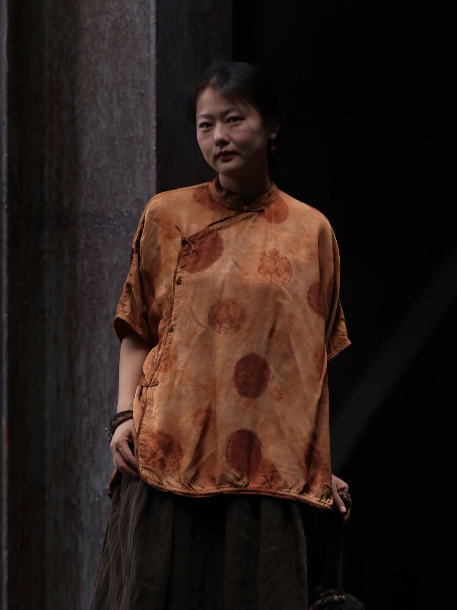 

Летняя рубашка PengPeng Home 38973 из шелкового сатина с цветочным принтом, коротким рукавом, пуговицами и свободным кроем для повседневной носки