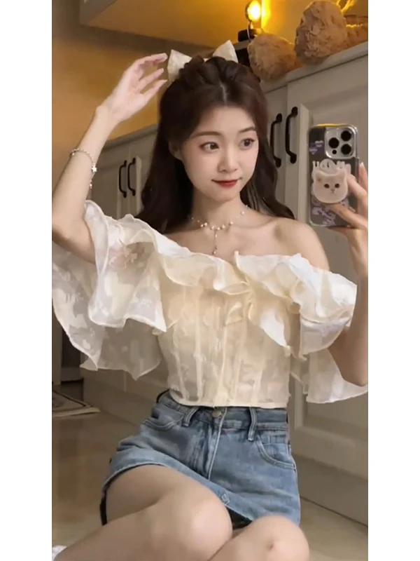 قميص أنيق بأكمام قصيرة للنساء بقصة ضيقة على الطراز الكوري للتنقل في الصيف 2025 نمط جديد بتصميم بكتف واحد