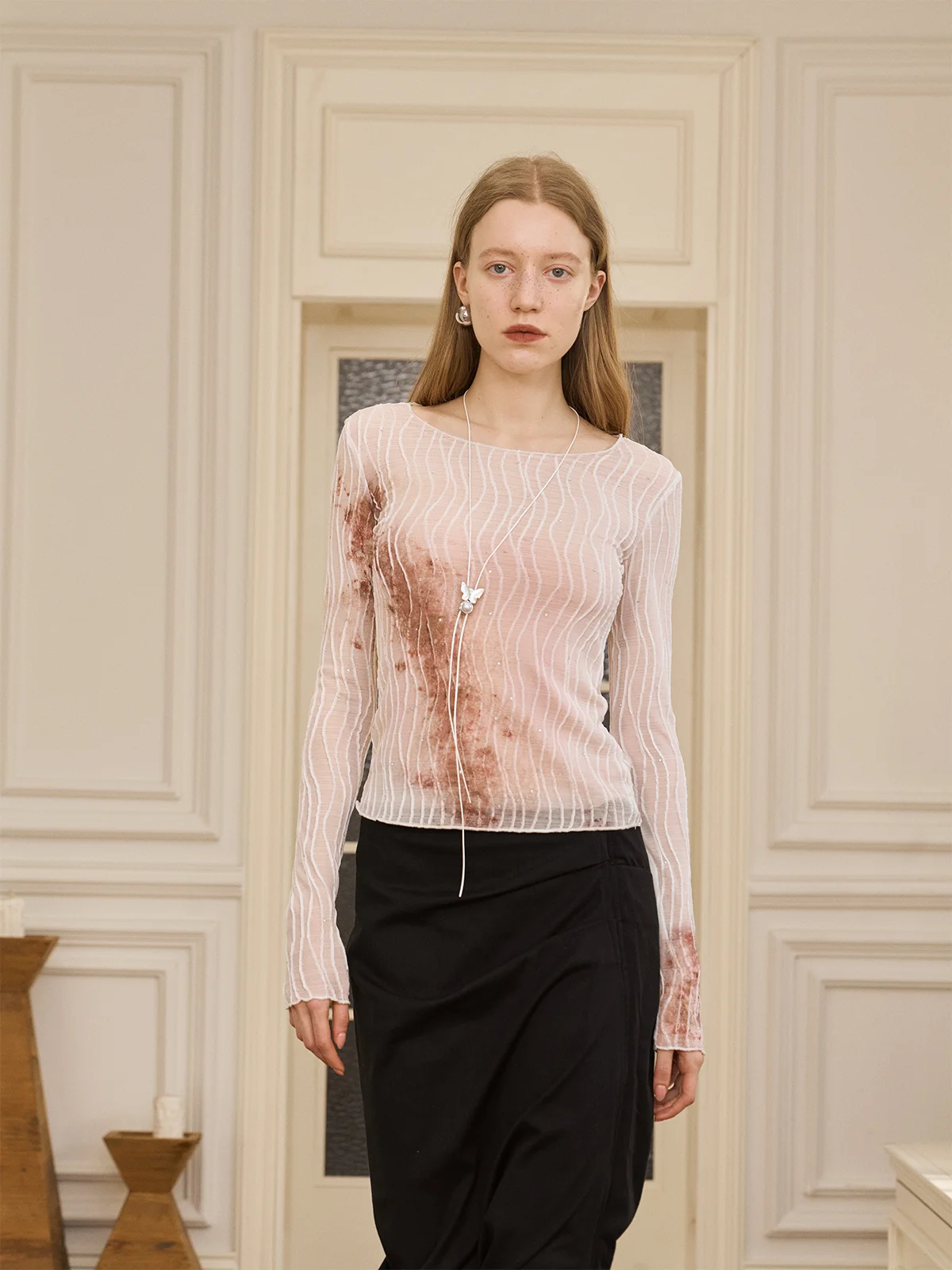 

Футболка Kind Ego Spring 2026 с длинным рукавом и круглым вырезом, приталенная, с дизайном «Time Wrinkle» и мелким узором.