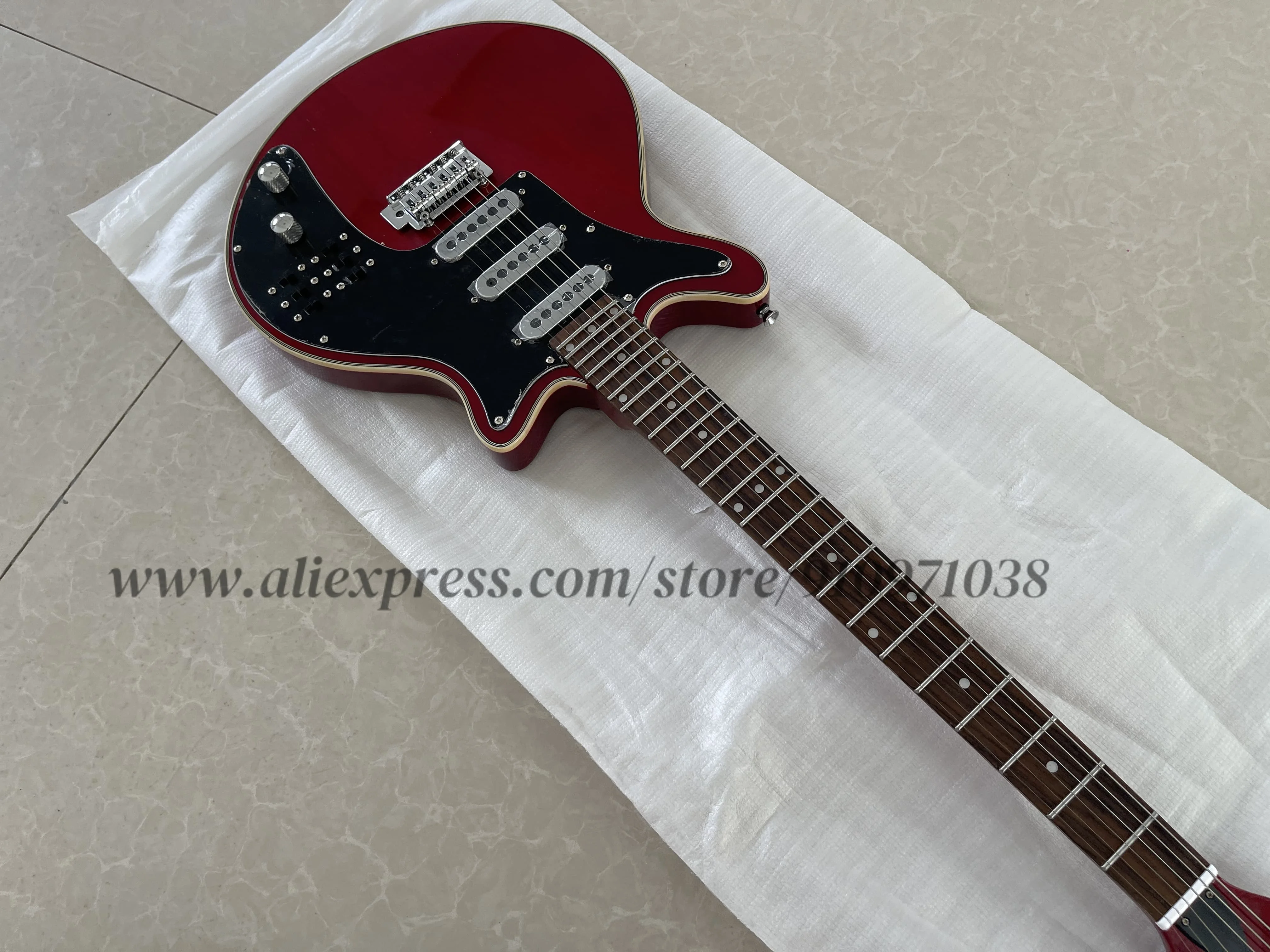 

Классическая темно-красная гитара, комплект кленового грифа. Корпус из цельного дерева, фиксированный бридж, высококачественный звукосниматель, черная доска, заводской заказ.