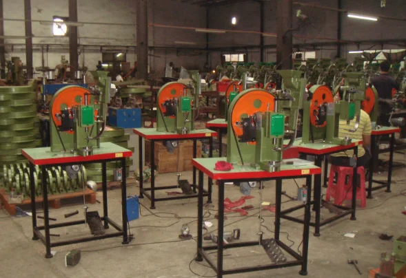 Machine à riveter automatique pour rivets creux et semi-creux solides pour vêtements, chaussures, papeterie cuir et produits de quincaillerie