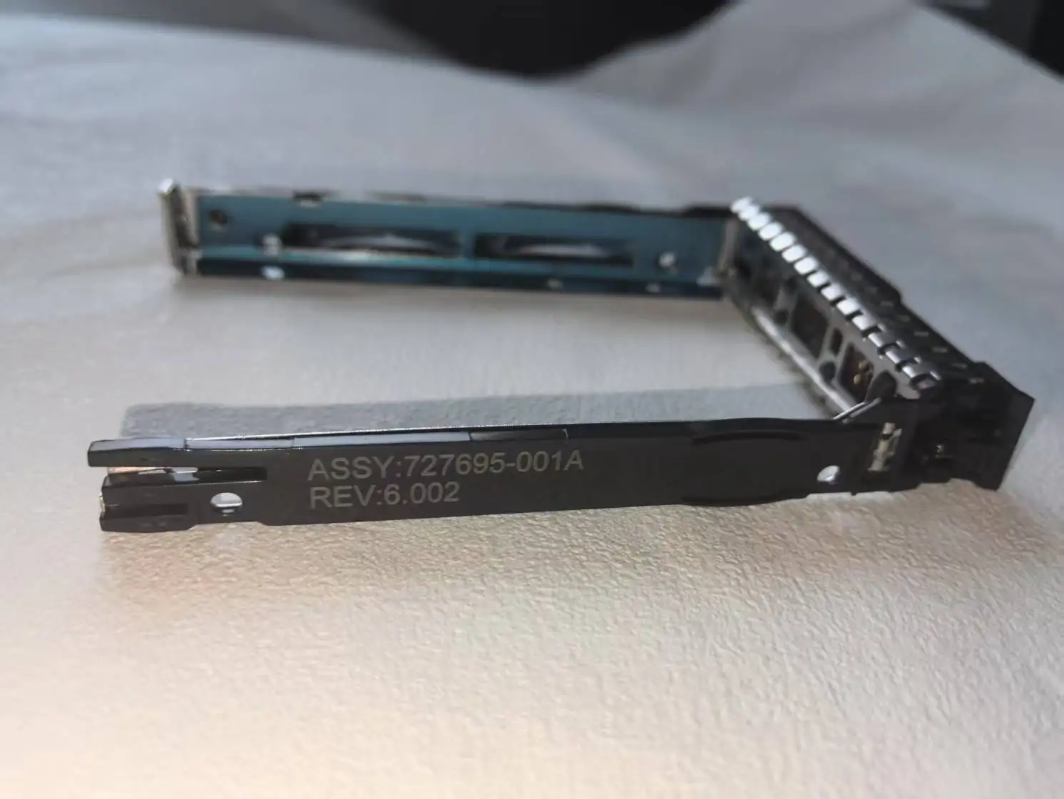 727695 -001 2.5인치 SATA/SAS/NVMe 드라이브 트레이