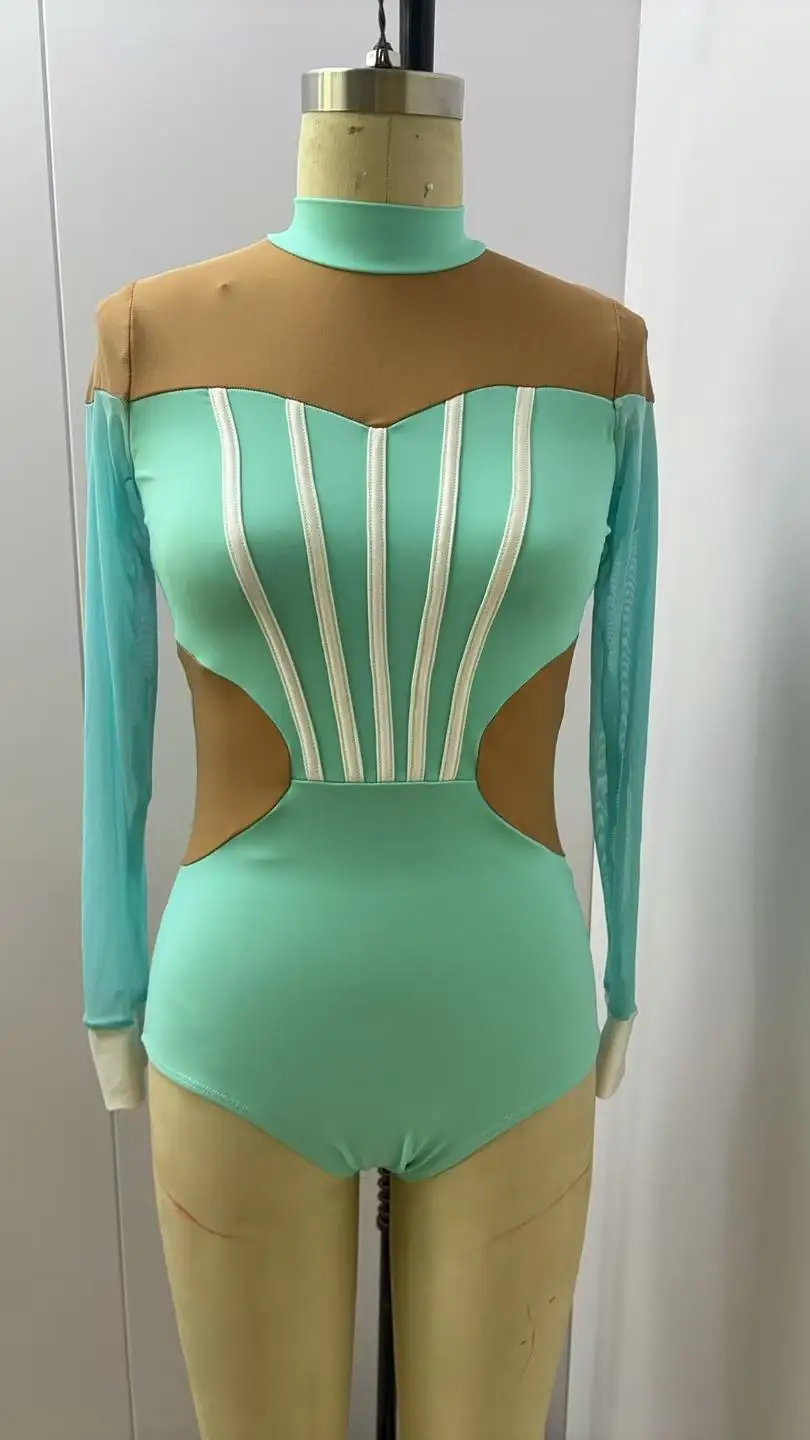 Damska, elastyczna, czarno-złota odzież do tańca lirycznego, top na ramiączkach, zdobiony piórami i błyszczącymi cyrkoniami.