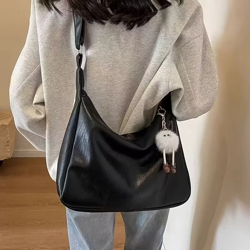 Damen-Umhängetasche aus weichem PU-Material mit großem Fassungsvermögen, im Vintage-Stil, lässige Crossbody-Tasche, Handtasche mit breitem Träger und einem niedlichen Plüsch-Schlüsselanhänger für den täglichen Gebrauch. – Detail 7