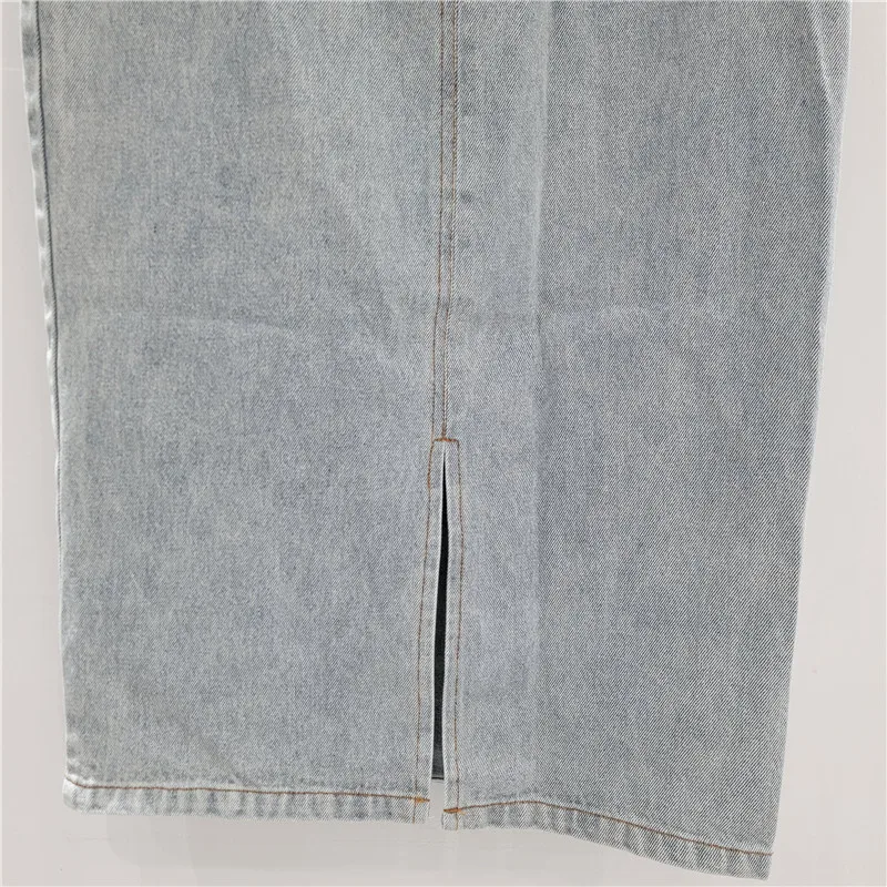 Rok Denim Mawar 3D. Gaun bodycon A-line berpinggang tinggi ini menampilkan detail tengah yang berbunga yang menakjubkan untuk tampilan yang chic.