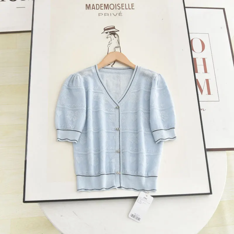 

Синий вязаный топ с V-образным вырезом и вышивкой, универсальный, омолаживающий, летний, 2025, женская мода, женская трикотажная одежда