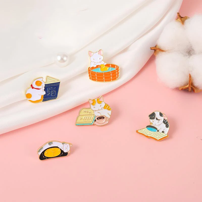 Animal Learning Enamel Pin Custom Read a Book Cat Dog Rabbit Star Meteor Brooches Bag Lapel Pin Badges Jewelry Gift for Kids