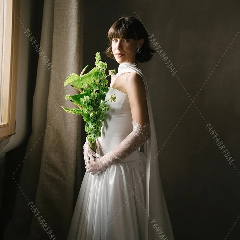 Maßgeschneidertes trägerloses Brautkleid aus Satin, ärmelloses Brautkleid mit Schnürung am Rücken, A-Linie, Sweep-Zug, elegantes Braut-Fotoshooting-Kleid