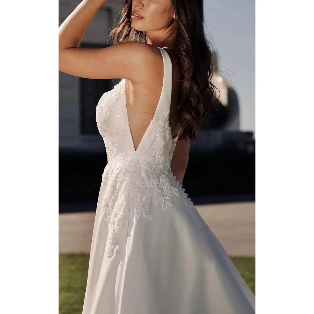 신부를 위한 새틴 웨딩 드레스 아플리케 A라인 스퀘어 넥 섹시한 백리스 브라이덜 가운 트레인 포함 맞춤 제작