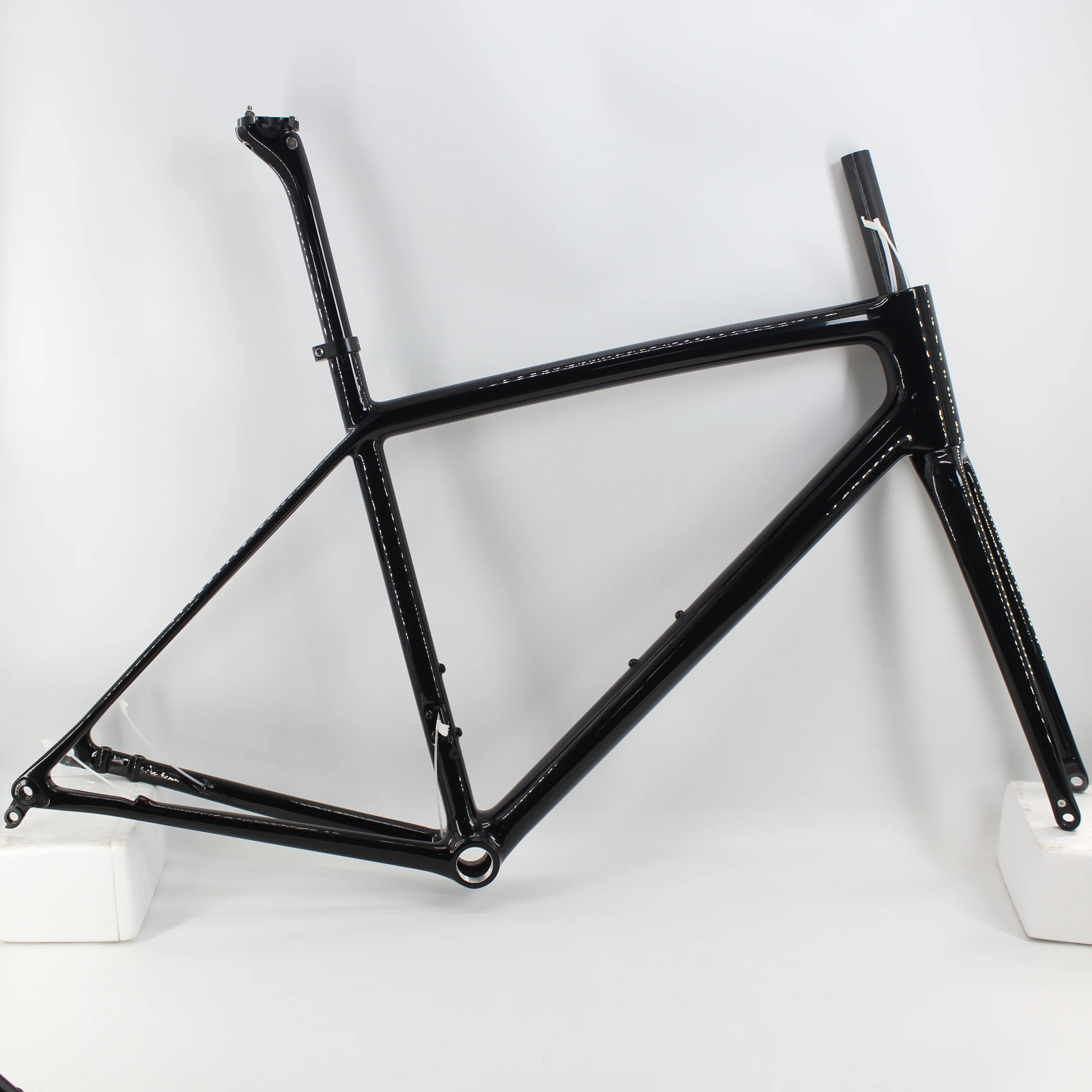 

Новый сверхлегкий полностью скрытый кабель типа 700C, гоночный шоссейный велосипед, матовый UD, полностью углеродное волокно, велосипедная сквозная ось, вилка с дисковым тормозом