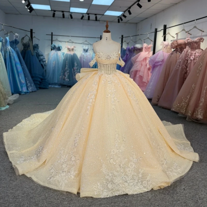 

Champagne Shiny Ball Gown Quinceanera Dresses 2026 Sequin Applique Lace Beading Crystal Bow Tull Off Shoulder Sweet 16 Dress Ves