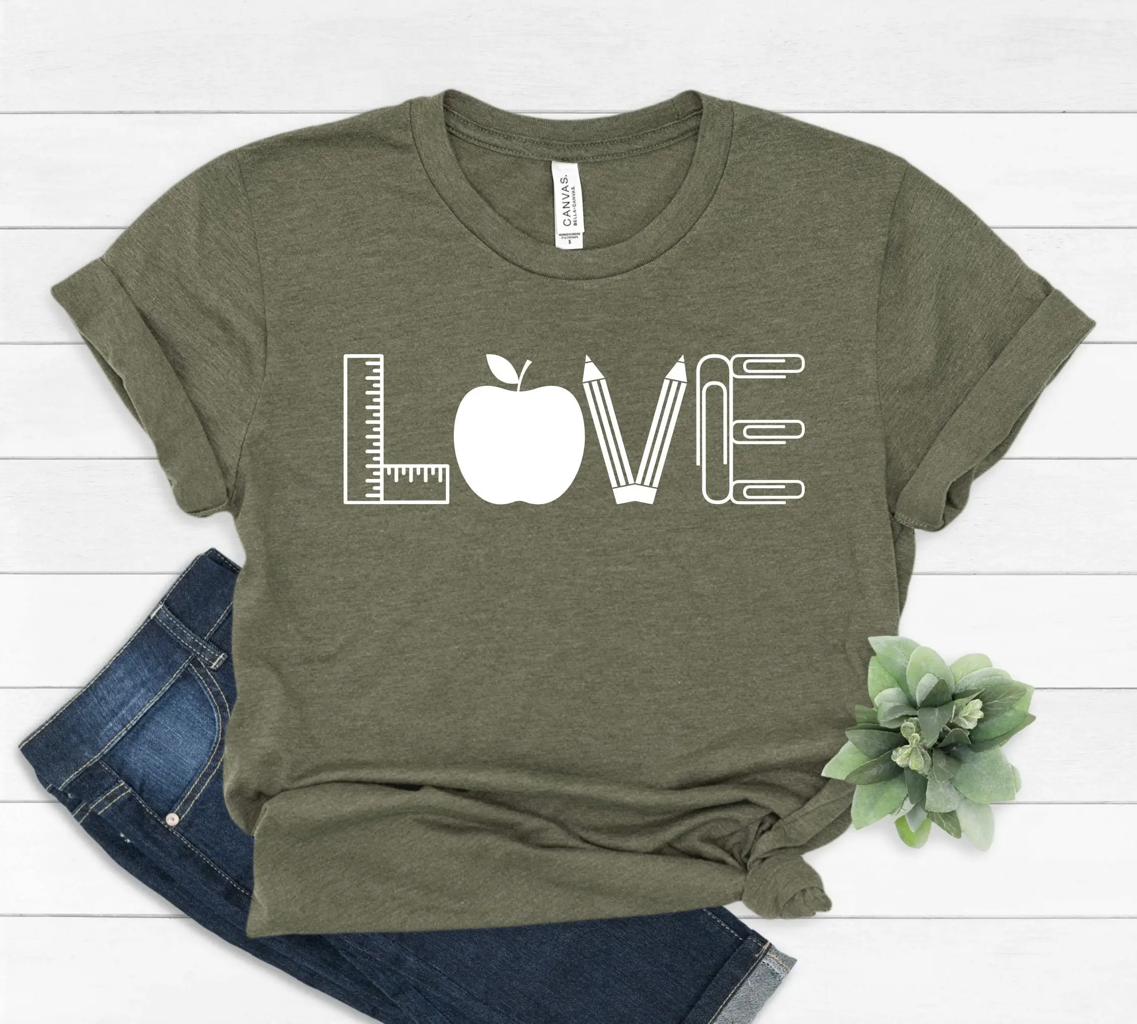 

Женская футболка с надписью «s Love»