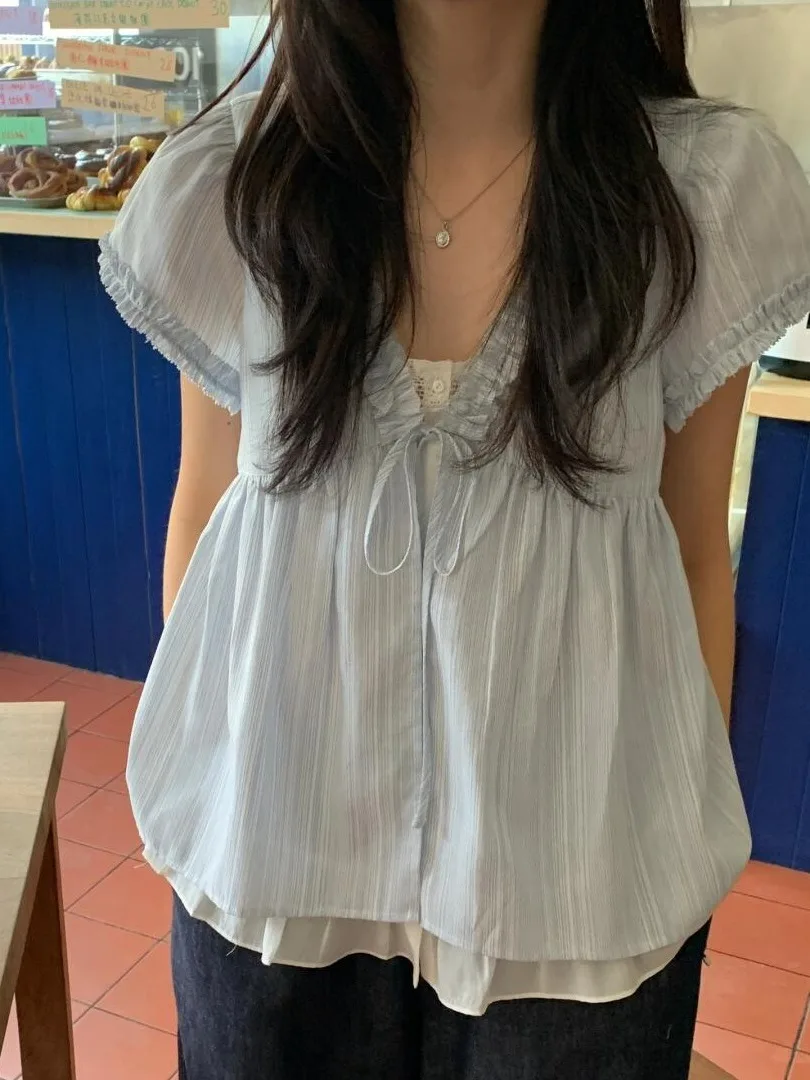 เสื้อผ้าชุดเดรสเดี่ยวคอวีทรงหลวมสีน้ำเงิน ดีไซน์ฤดูร้อนสำหรับผู้หญิง ให้ความรู้สึกสดใส พร้อมปกเสื้อไม้