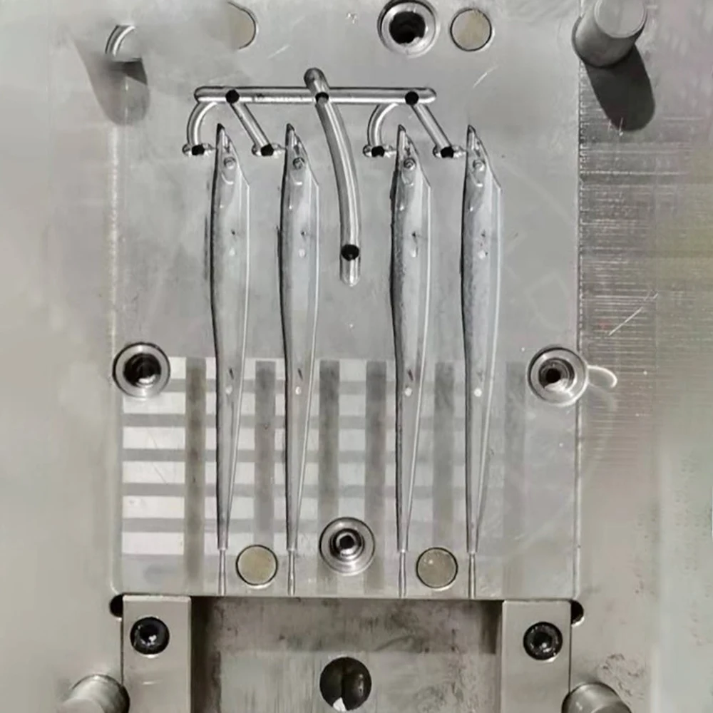 Custom injection molded plastic fish bait, die-cast aluminum mold, soft plastic fish bait made of PVC, ABS/PP materials.