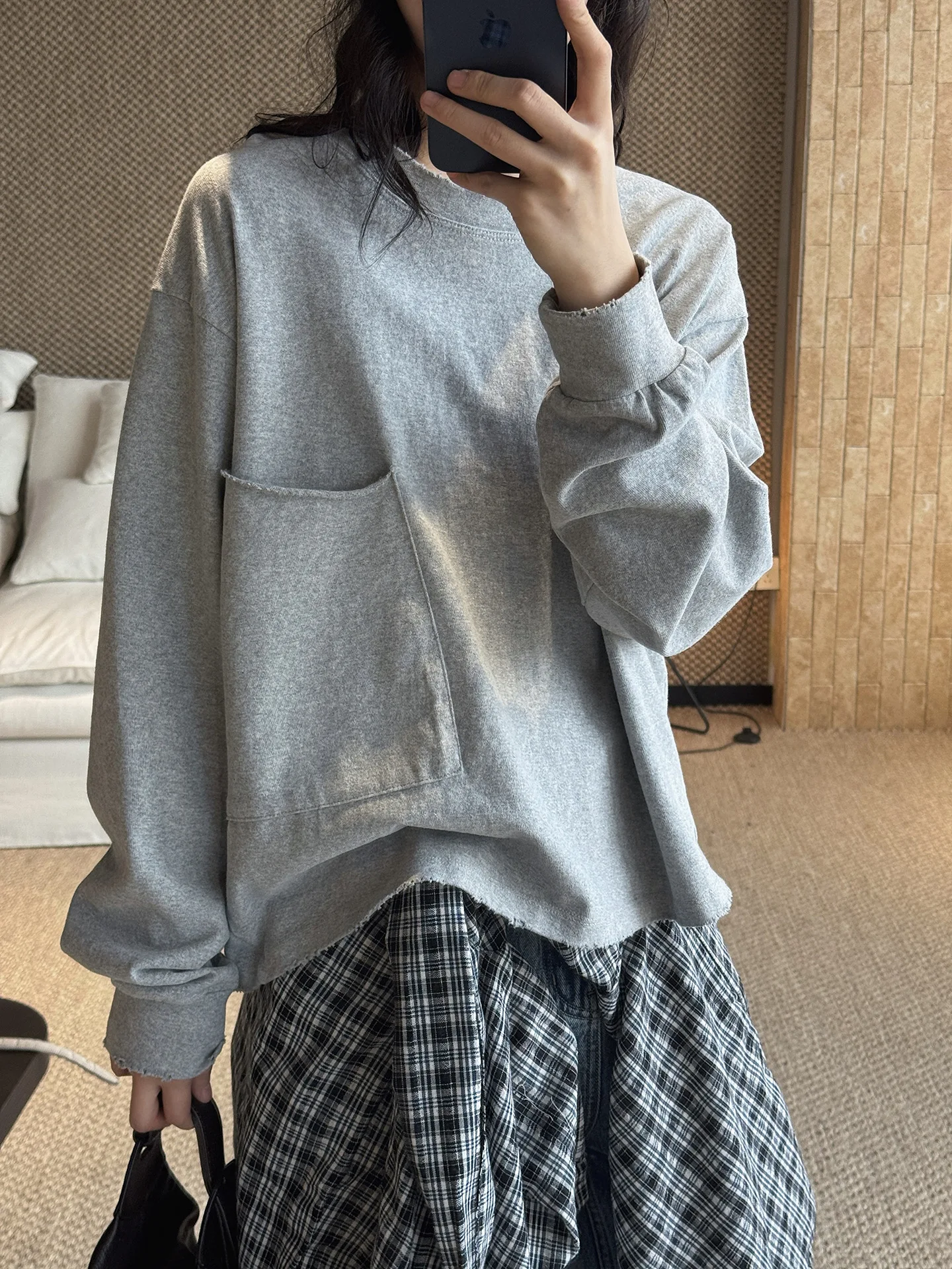 Early spring simple and fashionable round neck single-sided pocket asymmetrical T-shirt loose silhouette top for women