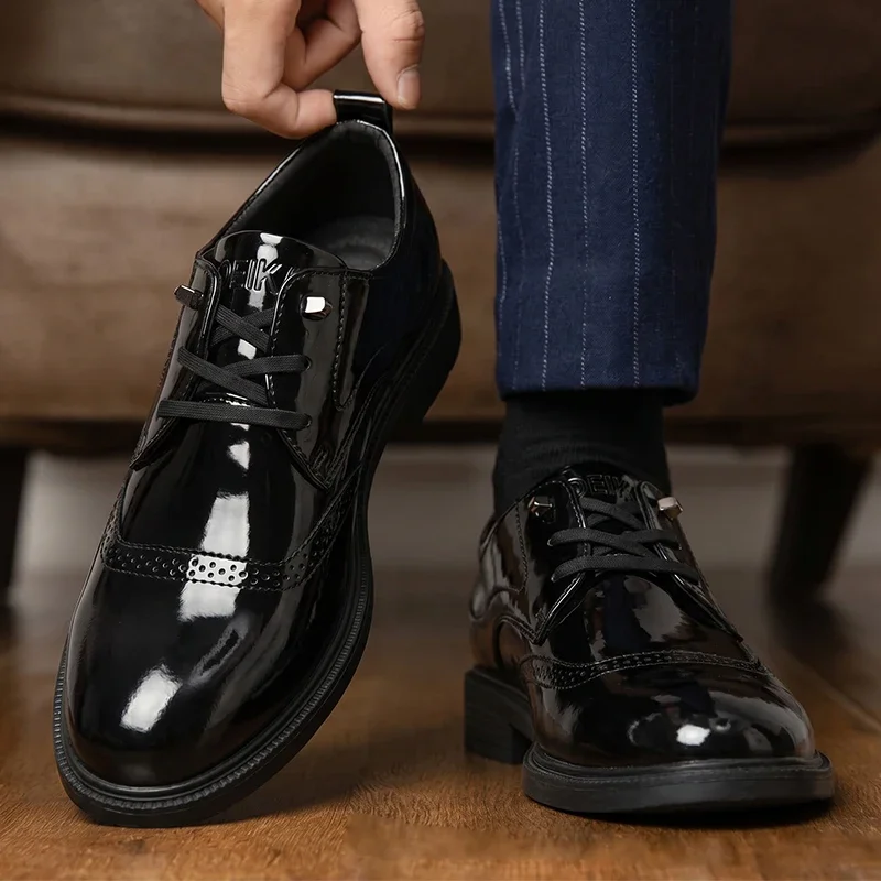 Herren Oxford-Schuhe aus schwarzem Lackleder, Schnürschuhe für formelle Anlässe, Hochzeiten, Partys, Büro, Herrenschuhe. – Detail 7