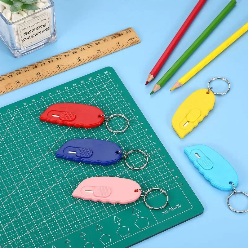 12 حزمة صندوق صغير القاطع المحمولة صندوق المفاتيح الصغيرة القاطع مع السيارات قابل للسحب شفرة جيب فائدة السكاكين فتاحة رسائل صغيرة