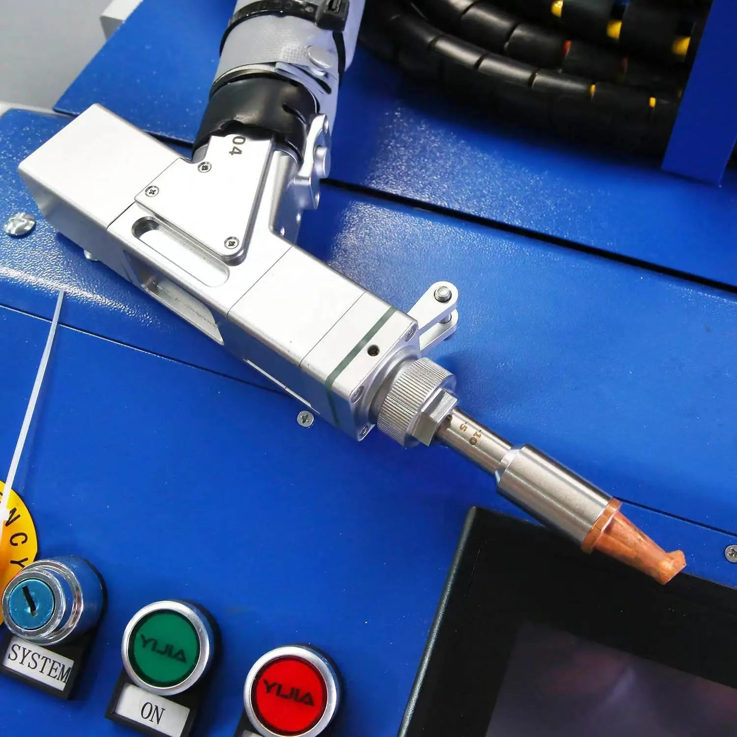 The hand-held laser welding gun is suitable for welding stainless steel and metal