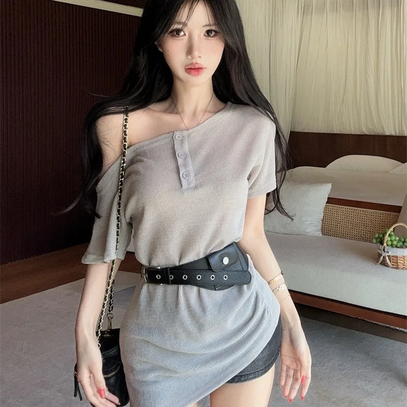 

Футболка с открытыми плечами и коротким рукавом, с поясом, летняя коллекция 2026, новый стиль, элегантная женская модная повседневная модель, однотонная, с V-образным вырезом