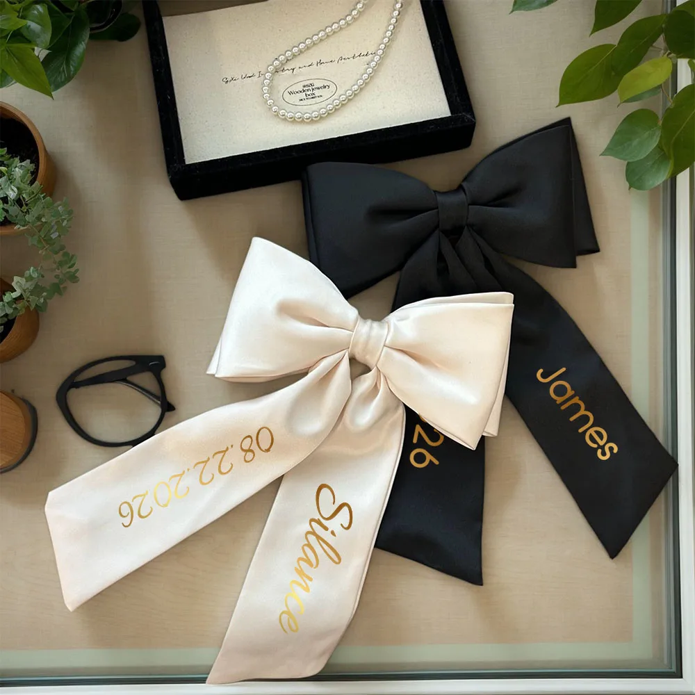 Personalisierte Haarspange aus Satin mit Schleife – individueller Name und Datum, eleganter Haarschmuck, Haarschmuck für Geburtstags- und Weihnachtsfeiern