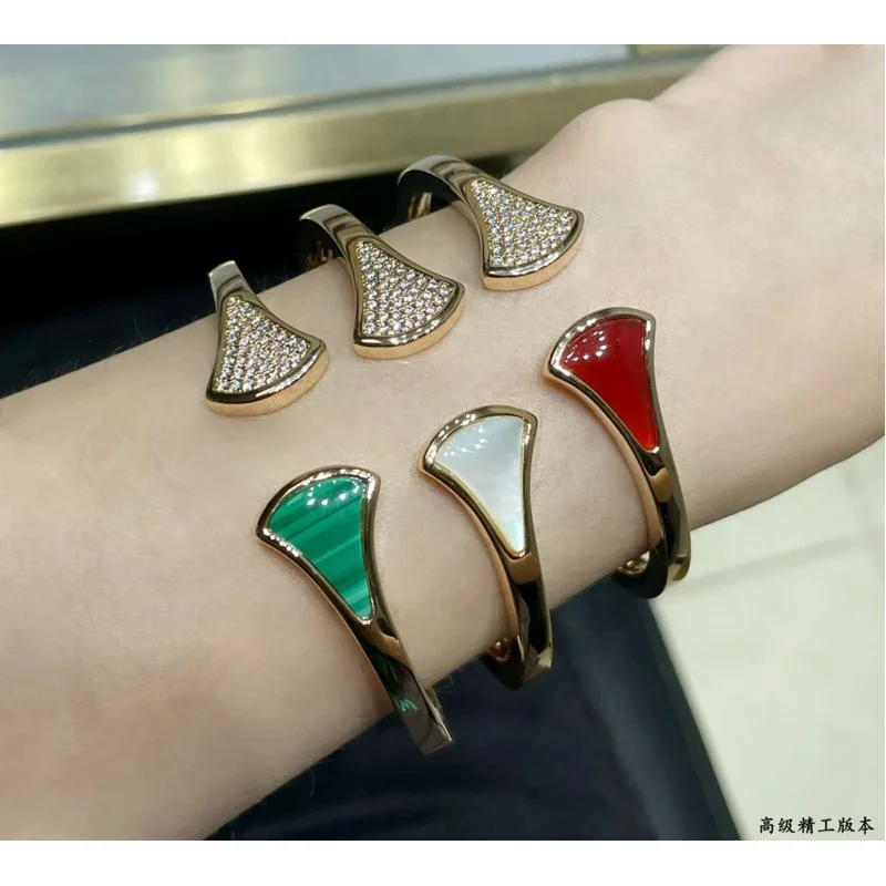 Free ShippingNew V Fan-shaped Skirt 18k Gold Natural Malachite Premium Bracelet for Women's Wedding Party