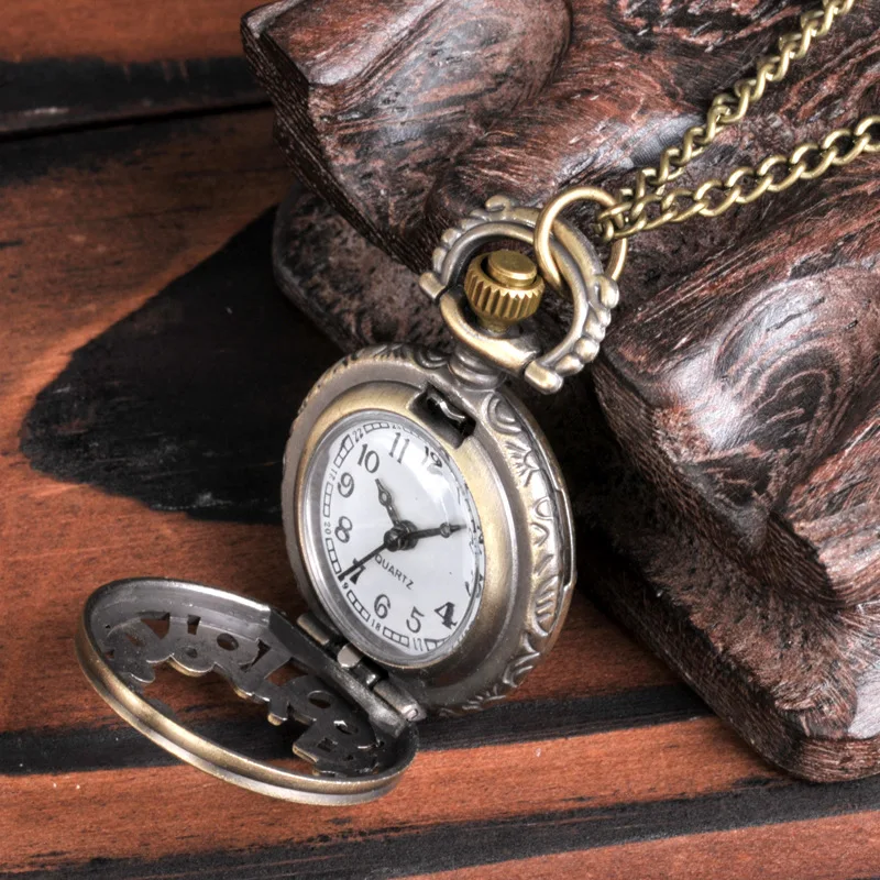 Orologio da tasca al quarzo con intaglio di grandi numeri Vintage per uomo orologio a catena con cassa cava incisa per Display analogico regalo di raccolta