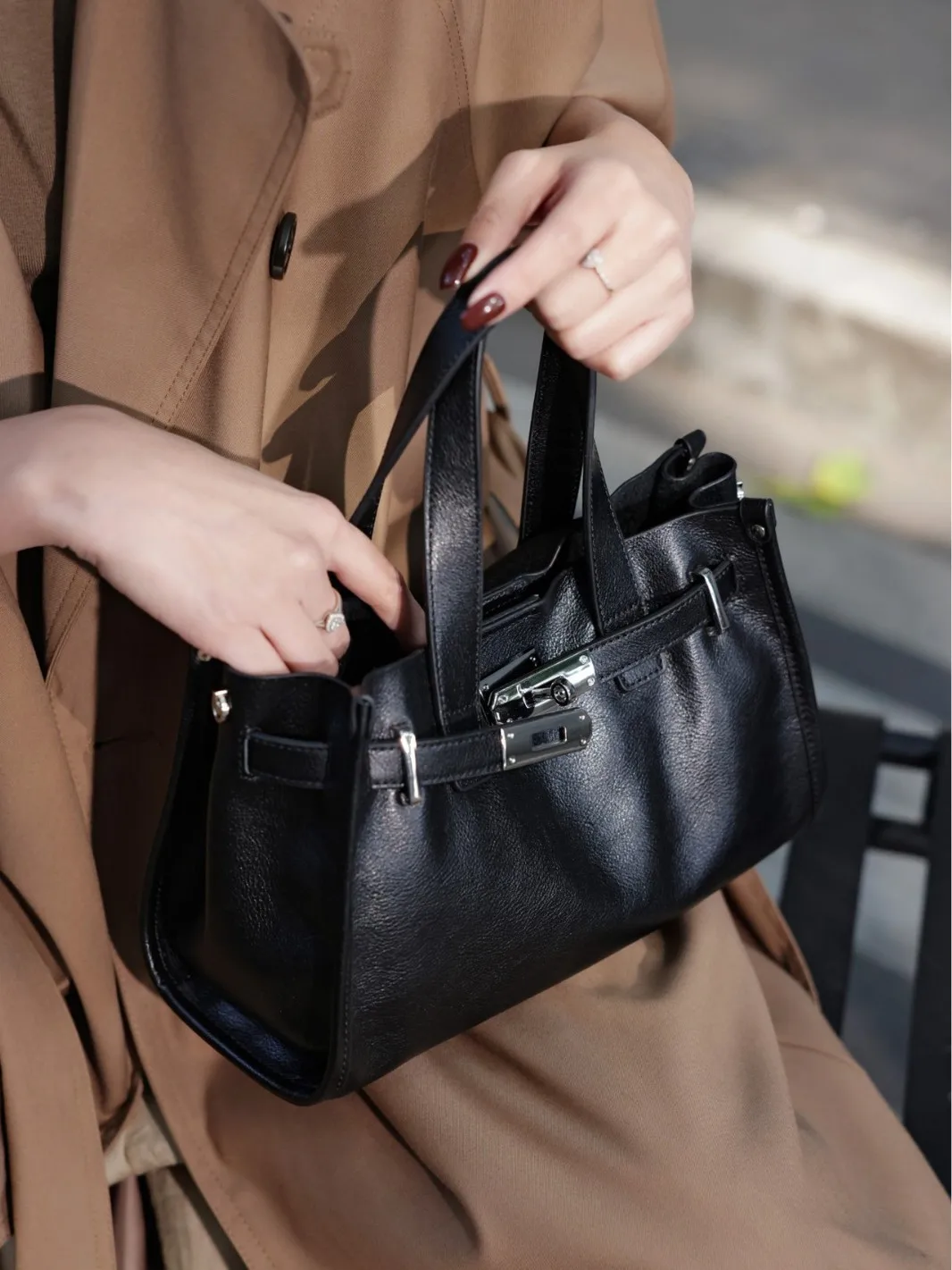 Torba typu tote i Kelly z prawdziwej skóry licowej. Nadczasowy, elegancki i wszechstronny na rok 2025.