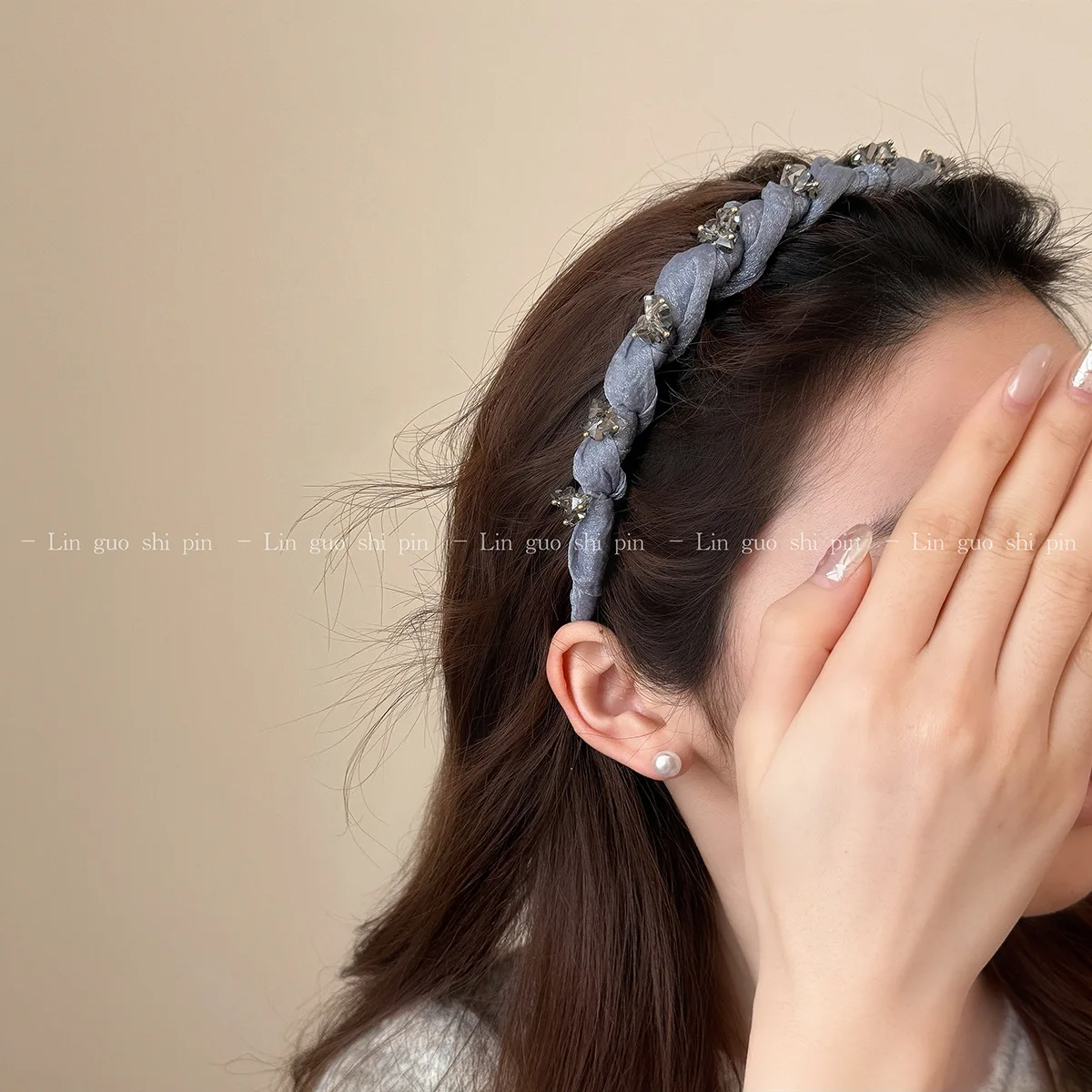 

1 шт. Роскошная волнистая повязка для волос со стразами, нескользящая, для придания объема, для укладки хвоста на затылке для женщин