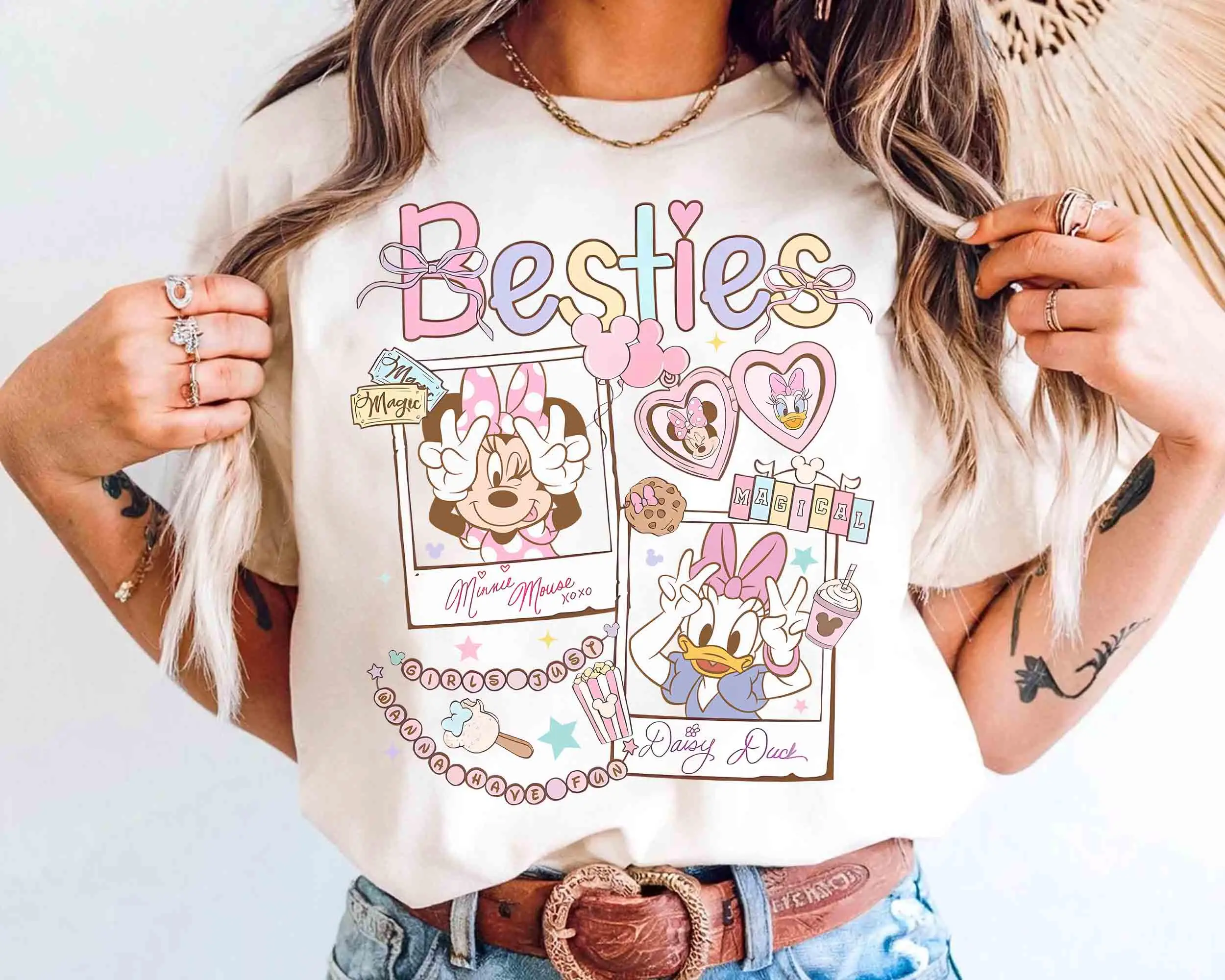 

Винтажная кокетливая рубашка с бантом «Мой лучший друг» Диснея с Минни Маус и Уткой Дейзи. Всесезонная хлопковая основа унисекс.