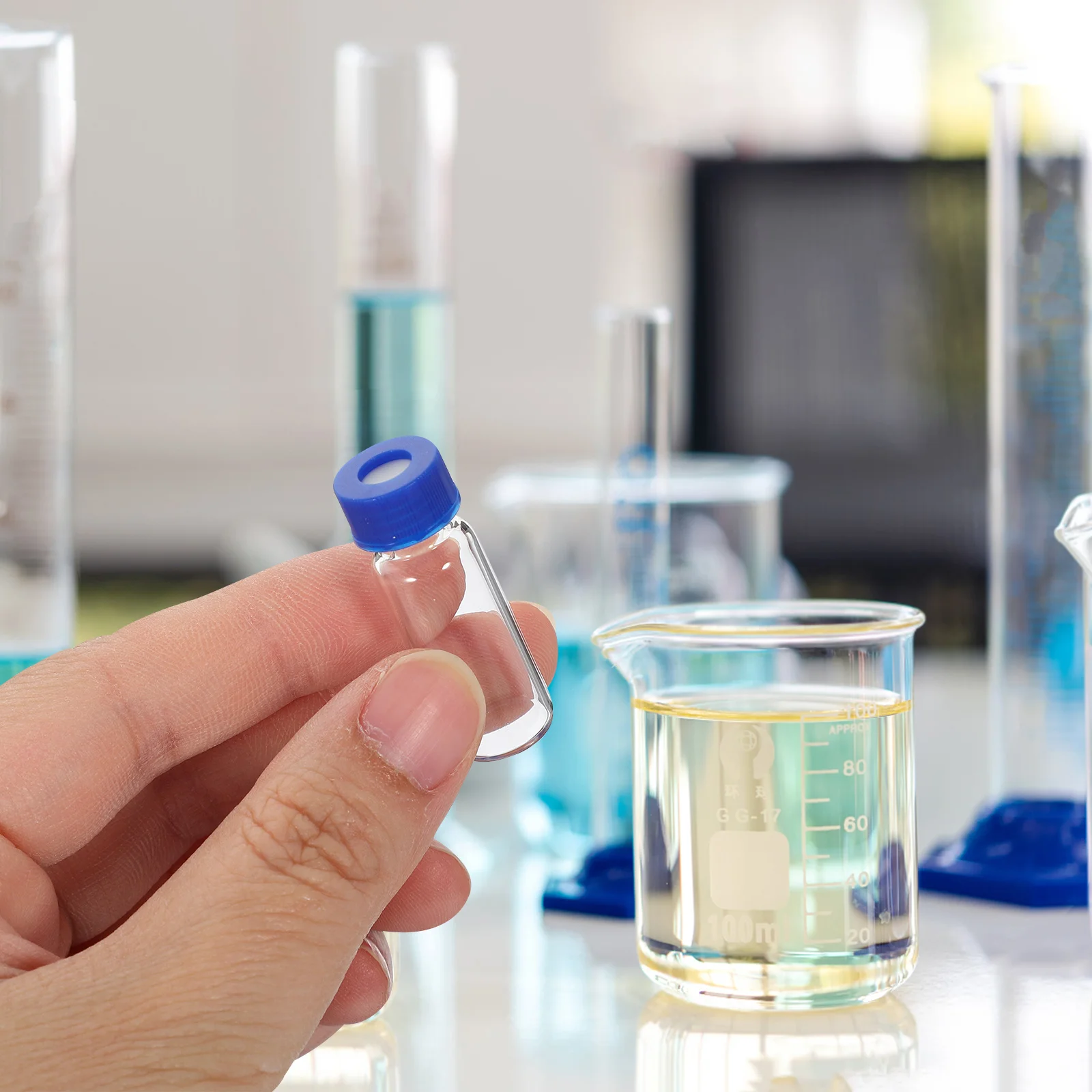 

100Pcs 2Ml Small Glass Bottles with Caps Transparent Vials for Sample Collection No Spill Steady Base Glass Vials