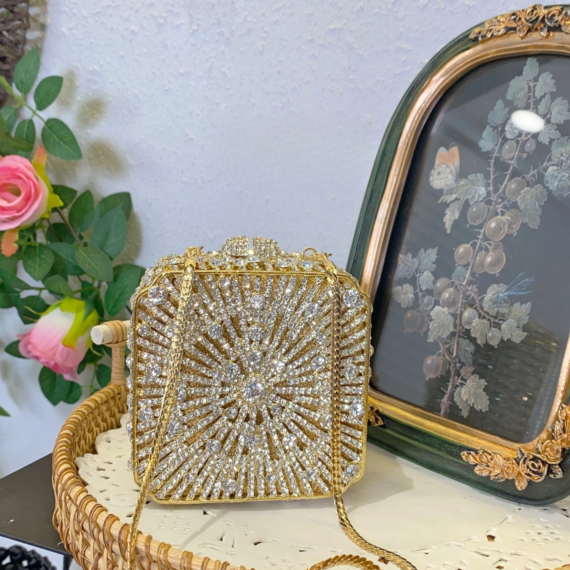 

элегантность, светская львица, блестящий и неординарный, инкрустированный бриллиантами, сверкающие стразы, банкетная квадратная сумка-бокс, сумка-мессенджер