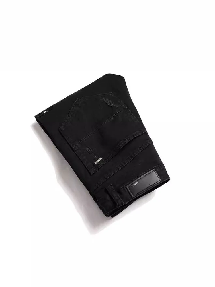 Celana Jeans Slim Fit Trendy Bla Hole Punching Pria dengan Bordir Ular yang Dipersonalisasi Celana Panjang Katun Elastis Denim Kasual untuk Remaja.