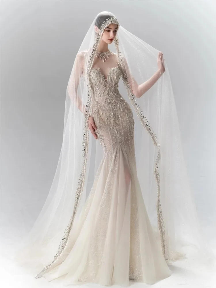 A new haute couture fishtail toasting light and niche dress