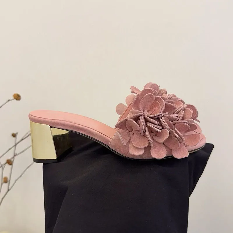 2025 Primavera/Verano zapatillas de tacón grueso con flores de terciopelo retro, zapatillas de tacón alto de playa de vacaciones de cuero genuino