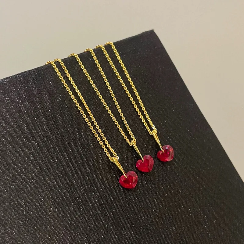 Nuevo colgante de collar con forma de corazón, de plata 100 % S925, de 7 x 7 mm, de color rojo intenso, ideal para el uso diario y para complementar un atuendo de boda, con un toque fresco y delicado.