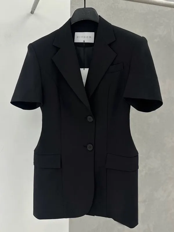 سترة نسائية قصيرة الأكمام بقصة ضيقة على الطراز الكوري أنيقة من خامة رقيقة مناسبة للعمل صيف 2025 بلون واحد