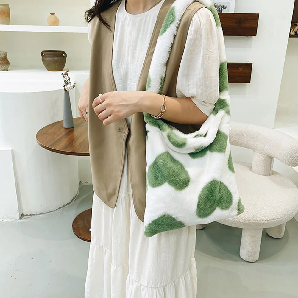 حقيبة يد من الفرو الصناعي من القطيفة للنساء حقيبة كتف شتوية كاجوال منفوشة حقائب كروس عصرية حقيبة يد بسلسلة محفظة ناعمة للفتيات ﻿