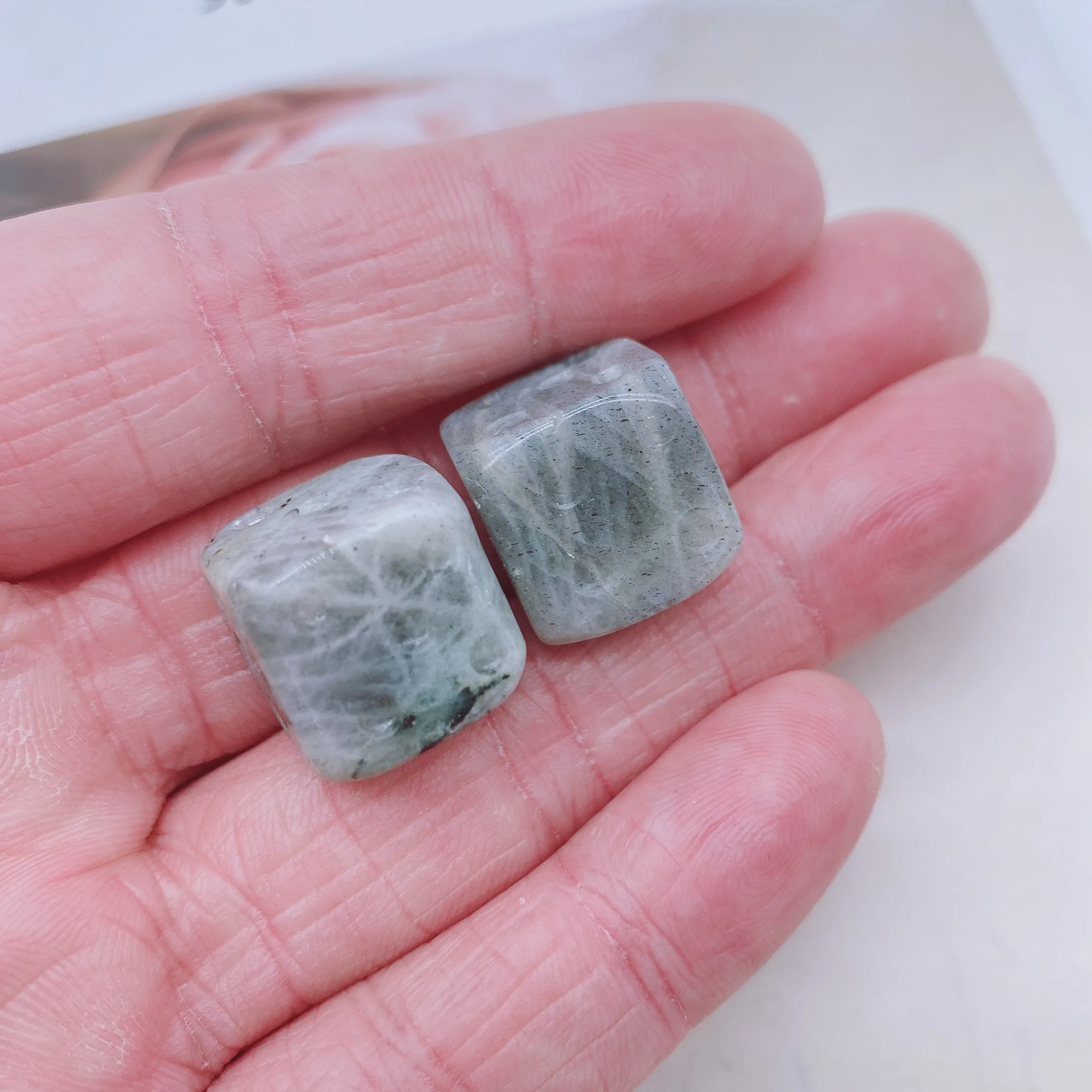 2pcs Natural Labradorite Dice Energy Reiki Gemstone Cube Palm Carving Decoration Crystal Quartz Healing High Quality For Gift