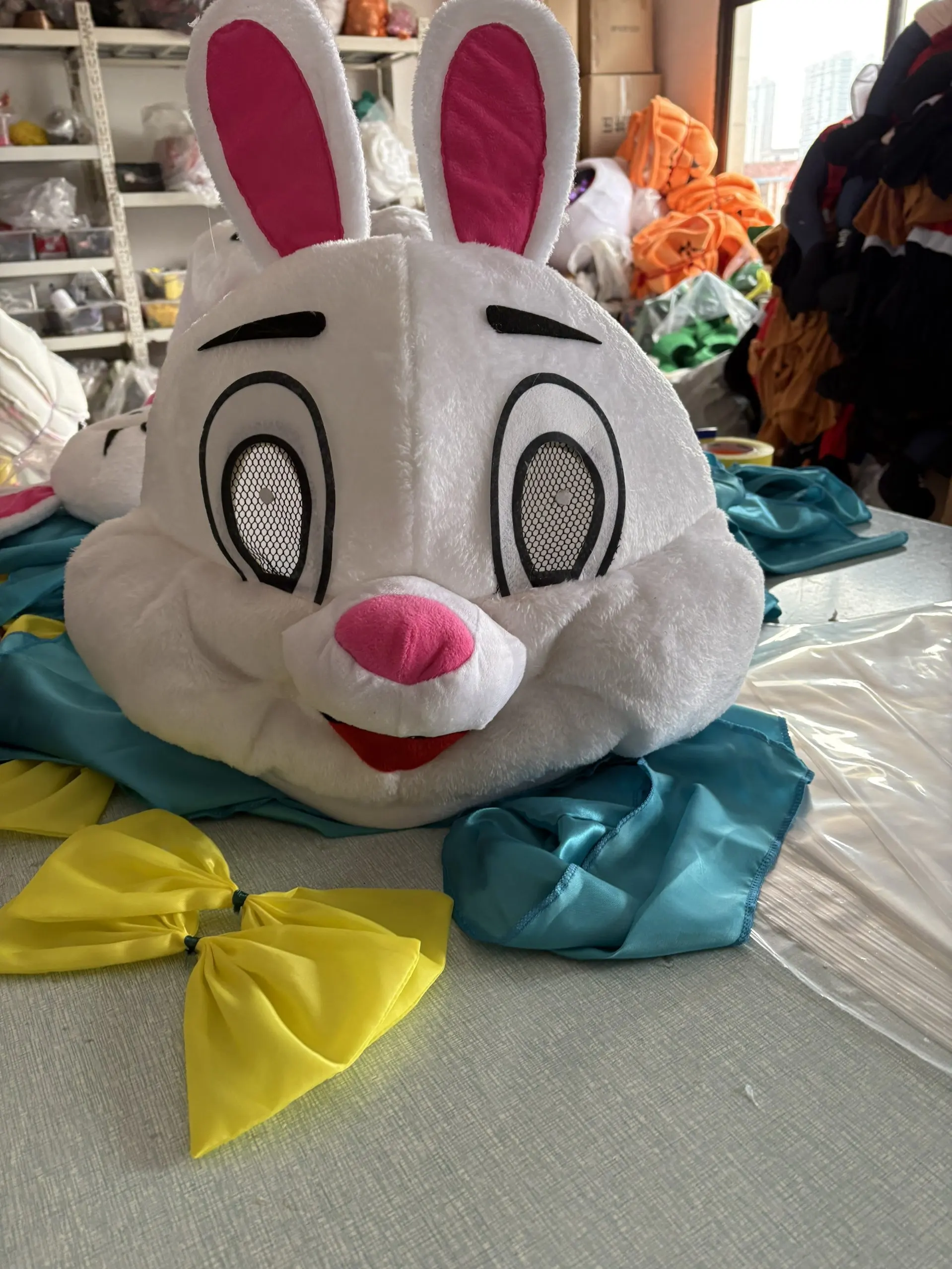 Máscara de peluche de conejo de Pascua, disfraz de mascota de conejo, Máscara de Halloween espeluznante, envío directo, ropa de anime, disfraz de hombre