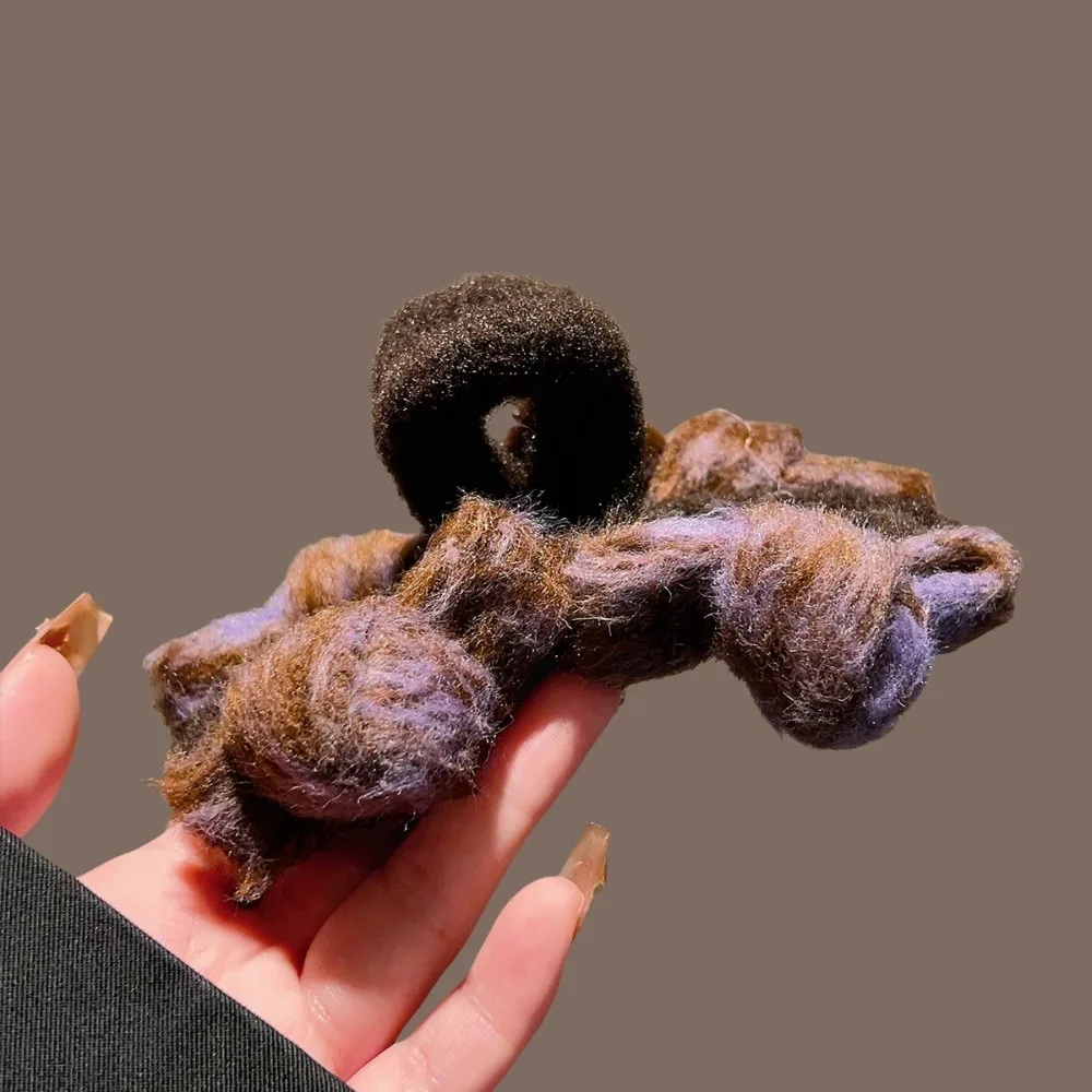 1pc Prachtige Mode Gemengde Tone Fuzzy Haarklauw Clip Zacht Pluizige Stof Bruin Paars Tonen Perfecte Dagelijkse Haarstyling Ziet er
