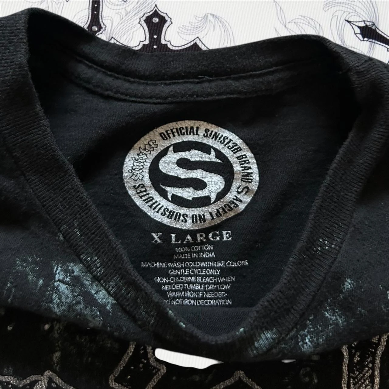 قميص رجالي من تأليف الشريرة الجماجم والسلاسل المجنونة باللون الأسود الجرونج من العقد الأول من القرن الحادي والعشرين