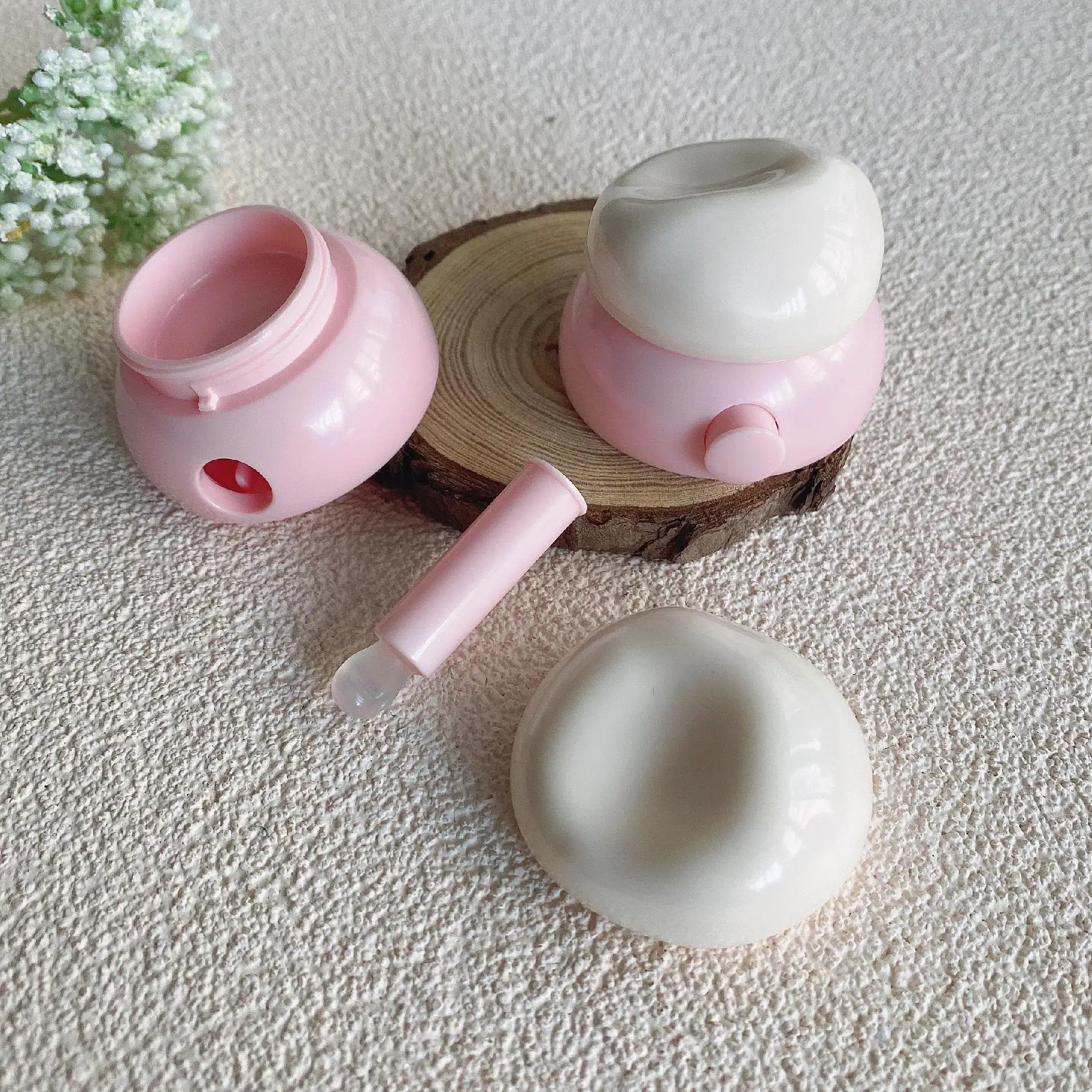 可愛い形の3.5gピンクの丸いリップフィルムバームボトル、ブラシ付きリップグロスケース、サンプル包装プラスチック製空リップマスクジャー