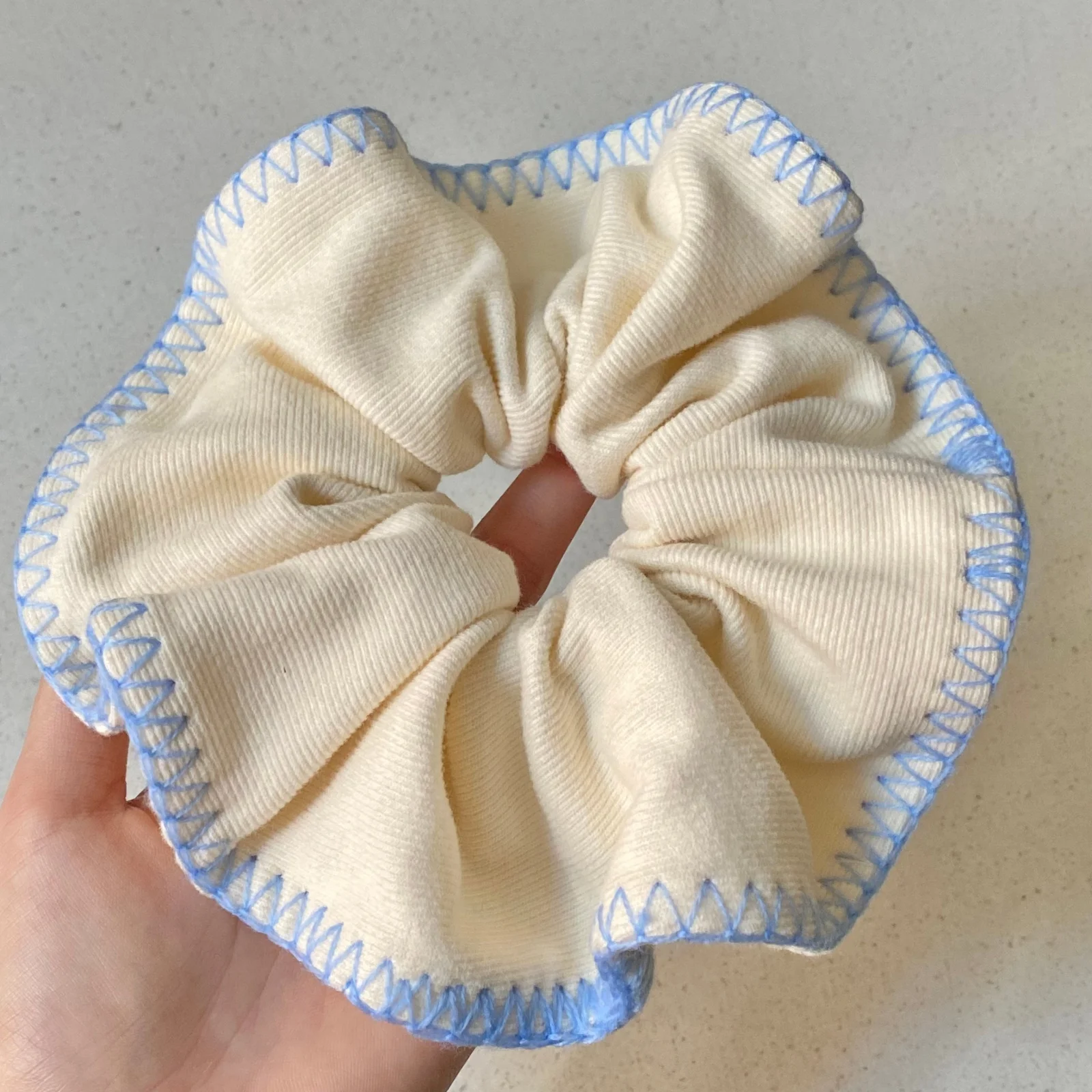 

1pc Cute Soft Cream-White Knitted Hair Scrunchie - Niche Sky-Blue Yarn-Trimmed Bow Hair Tie for Girls (New Arrival)