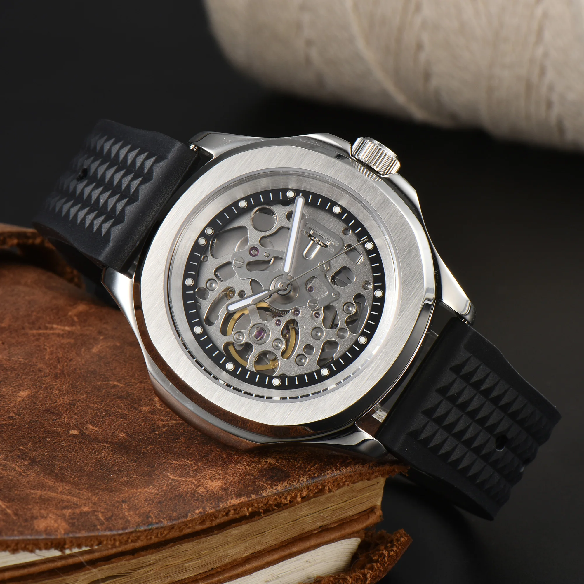 42mm Nuovo Hollow-out Skeleton zaffiro Orologi da polso da uomo Orologio meccanico automatico di lusso NH70/72 Movimento cinturino in caucciù