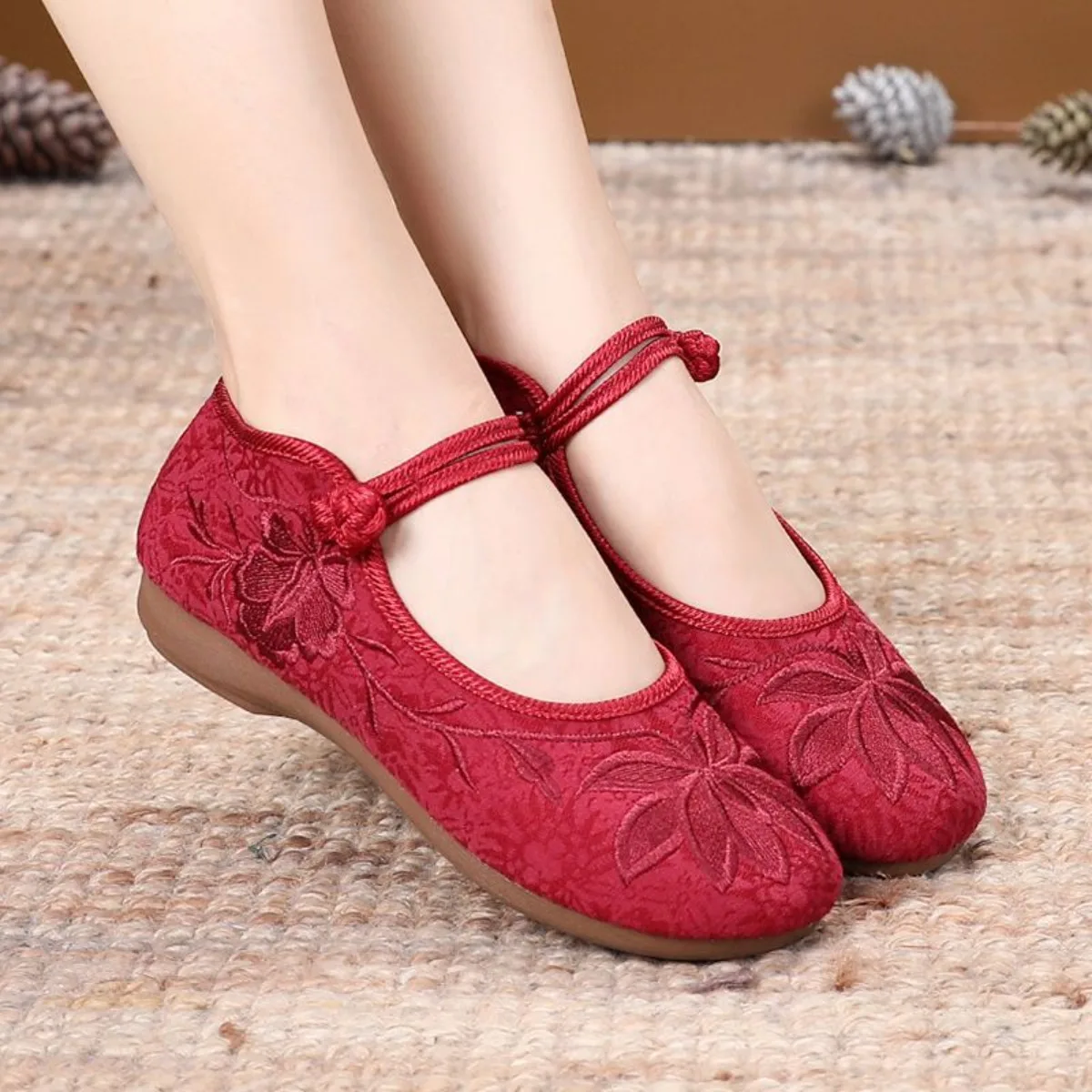 Ethnic Embroidered Breathable Soft Anti-Slip Old Beijing Cloth Shoes for Middle-Aged Women, Retro Spring Summer Loafers