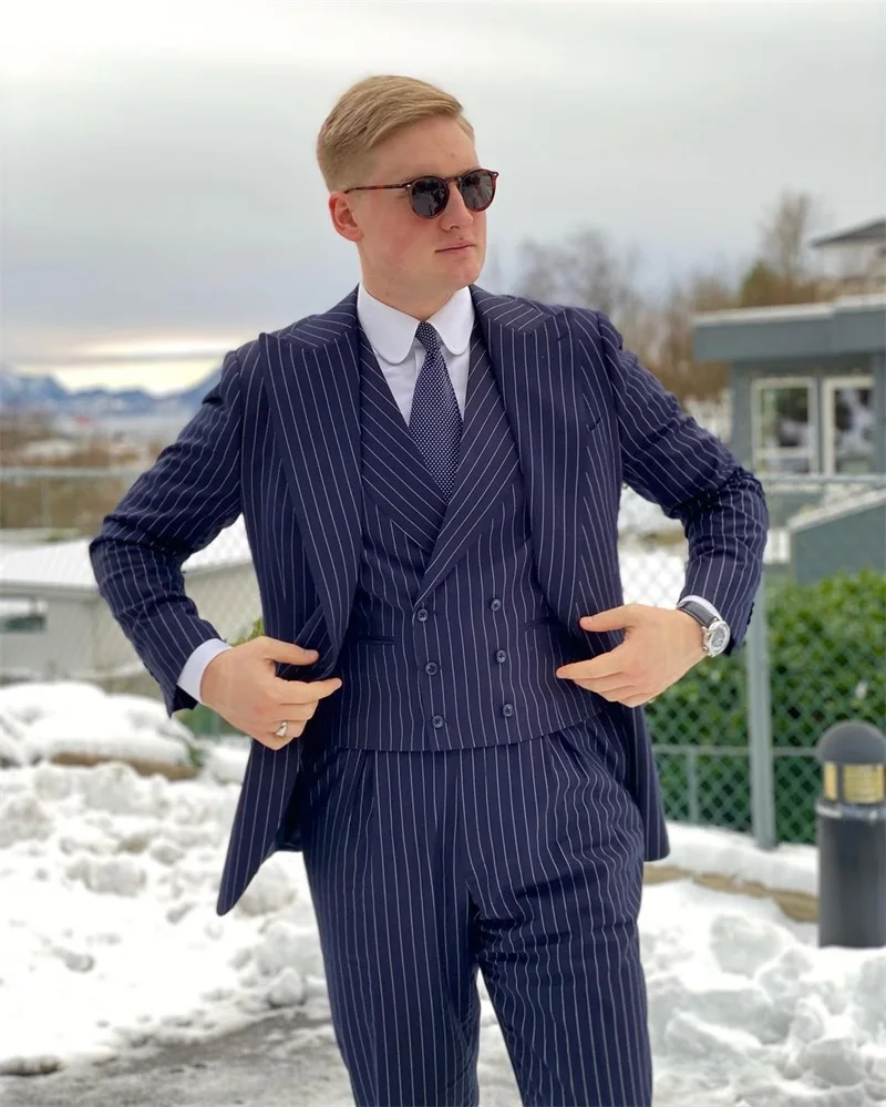 

Мужской костюм-тройка Smart Casual синий в полоску: пиджак, жилет и брюки. Облегающий крой, однобортный. Для свадьбы, повседневной носки и деловых мероприятий.