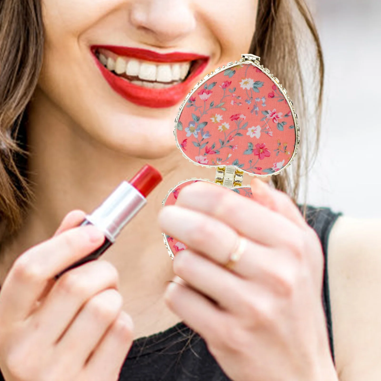 2Pcs 하트 모양의 소형 거울 접이식 휴대용 미니 메이크업 거울 야외 사용을위한 양면 반사 표면