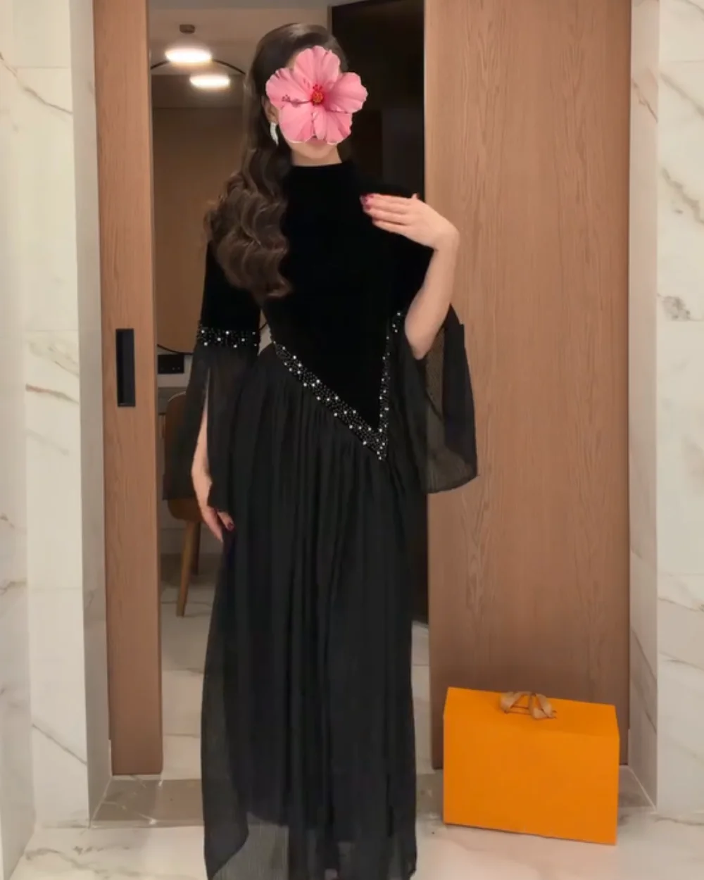 Sukienki midi o kroju litery A z wysokim kołnierzem, z szyfonu, z plisami, drapowaniem, zdobione perłami i kryształkami, wysokiej jakości, szyte na miarę.