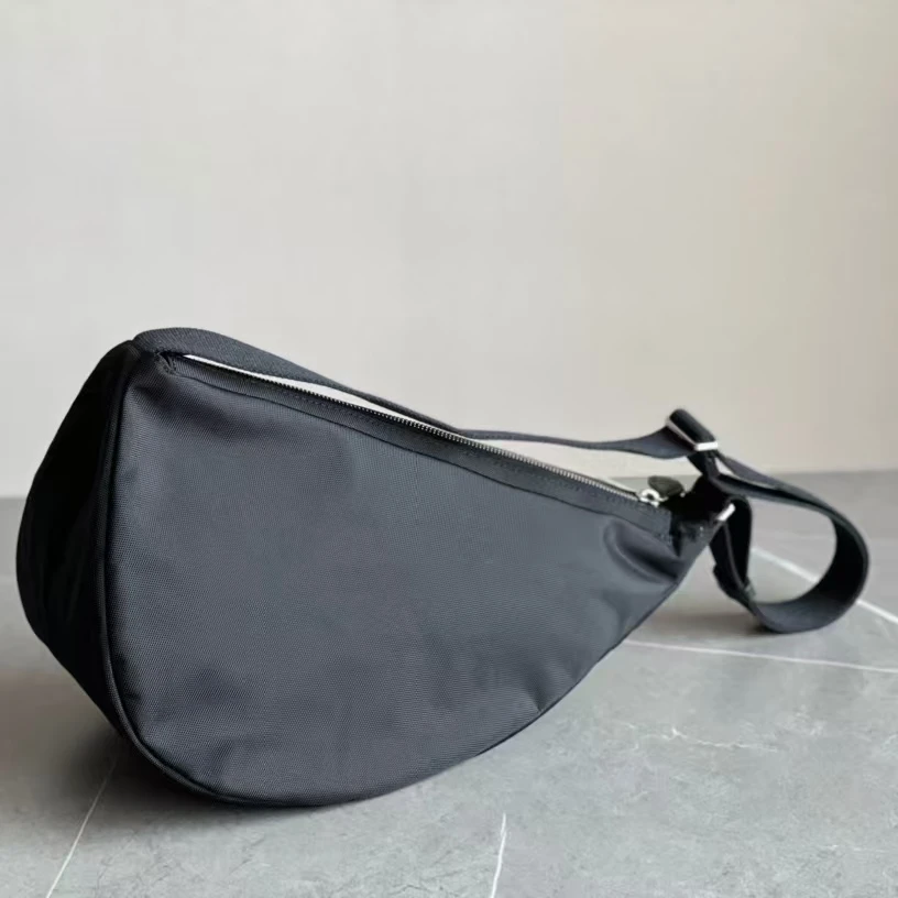 

Unisex black nylon minimalist lightweight large-capacity shoulder/crossbody bag (banana bag)