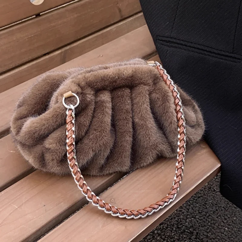 

Luxury Faux Fur Shoulder Bag Winter Plush Pleated Cloud Bag Women Designer Style Soft Underarm Chain Bag Solid Color Clip Wallet